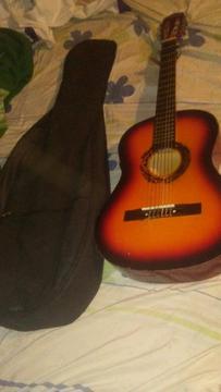 Vendo Guitarra con Todo Estuche Y Capo