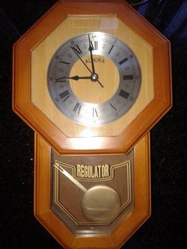 Vendo Reloj de Pared de Madera Lustrada