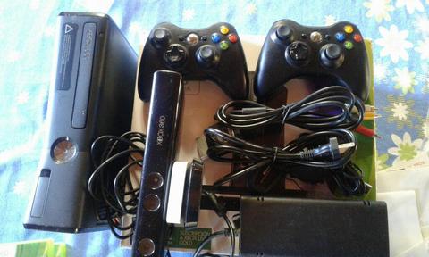 Xbox 360 con Dos Controles Y Kinetik