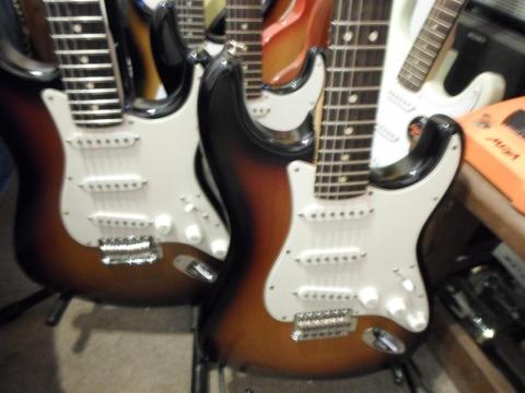 2 FENDER STRATOCASTER MADE IN USA CON PUAS GIBSON PRS IBANEZ Y JACKSON