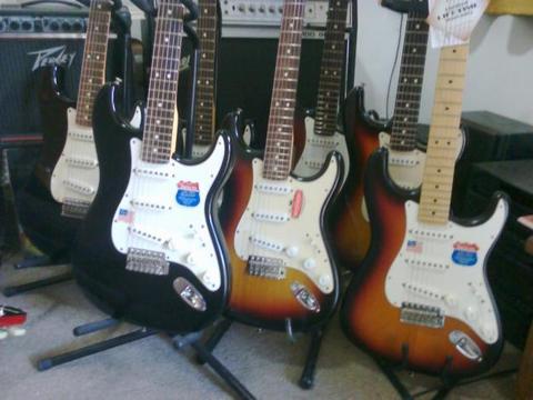 5 FENDER STRATOCASTER MADE IN USA Y 3 MADE IN MEXICO Y PUAS GIBSON PRS IBANEZ JACKSON