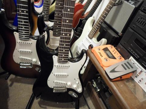FENDER STRATOCASTER USA HIGHWAY ONE !!! Y PUAS GIBSON PRS IBANEZ Y JACKSON
