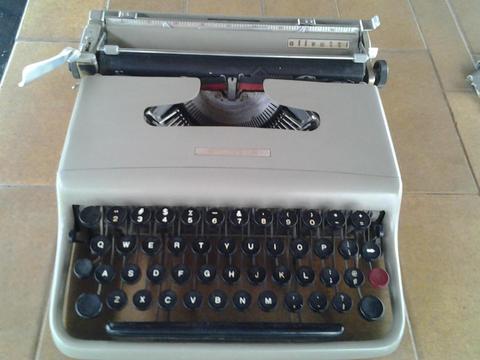 MAQUINA DE ESCRIBIR OLIVETTI