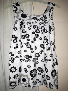Musculosa blanca con estampado floral negro blanco y gris y tiras anchas para niña. Marca 47 STREET