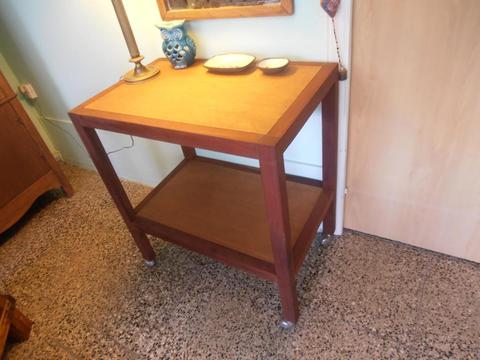 Mesa auxiliar de roble con rueditas y estante