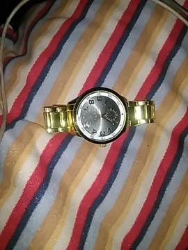 Reloj Nuevo Andando Dorado en Oferta