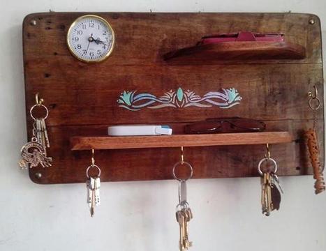 Organizador madera recuperada para celular y llaves con reloj