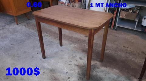 MESITA PARA 4 PERSONAS BASE MADERA DURA .. TAPA FORMICA.. MUY BUENA .. 1 MT X 0.60 X 0.80 ALTO .... 1000$