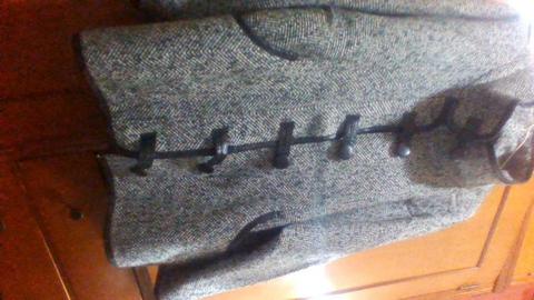 Sacon paño lana con detalles en cuero bordes en 2 bolsillo cuello y presillas forrado marca Calix Talle 52