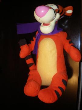 MUÑECO DE PELUCHE CON CABEZA DE PLASTICO TIGGER DISNEY 37CM