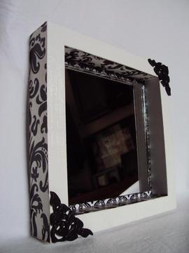 Espejo decorado blanco y negro
