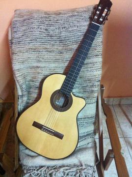 Guitarra Electroacústica La Alpujarra 86 Kec de Concierto Con Funda Acolchada Y Cable Canon