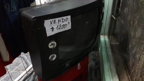 Vendo Tv 21 Pulg Y Mesa con 6 Sillas