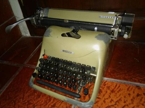 Máquinas de escribir Remington portatil y Olivetti