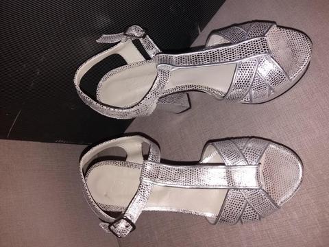 Excelentes sandalias color plata