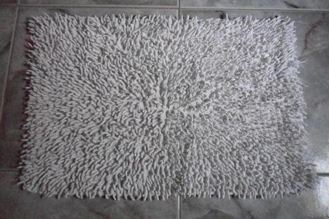 alfombra peluda blanca