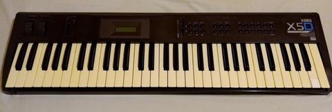 Vendo Sintetizador Korg X5D con estuche rígido hecho a medida y manual original