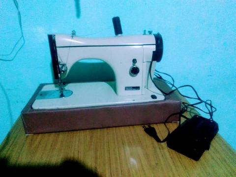 Vendo Máquina de Coser de Mesa con Motor