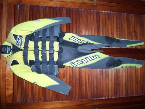 vendo traje de neoprene con chaqueta jet pilot y chaleco slippery