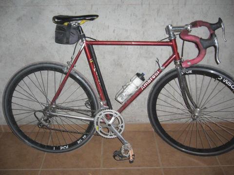 Vendo bicicleta de carrera. tel. 4966129