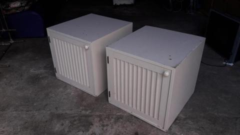 2 MUEBLECITOS LAQUEADOS .. 50 X 50 X 54 CM FONDO CADA UNO .. SE USAN SEPARADOS O ENCIMADOS .. 2 X 800$