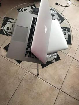 MacBook Air 13 2015 i5 4gb ram 589 ciclos muy buen estado Lquido