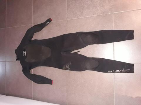 traje neoprene NUEVO!!! wilabong usado solo una ves!! talle m ,como nuevo exelente!!!! wilabong