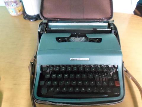 MAQUINA DE ESCRIBIR OLIVETTI LETTERA 32