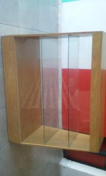 Mueble mostrador vitrina en buen estado con puertas de vidrio 3000