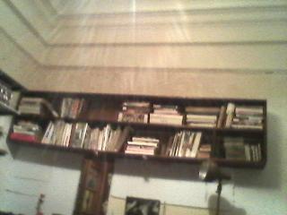 biblioteca de madera muy fuerte antigua con separadores