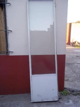 puerta en hierro y vidrio en perfectas condiciones de conservacion sin marcos