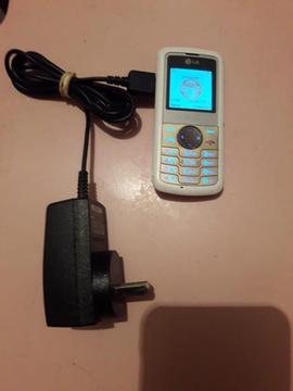 BLANCO LG MOVISTAR Y PERSONA CON CARGADOR