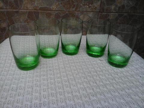 5 vasos verdes de cristal fino