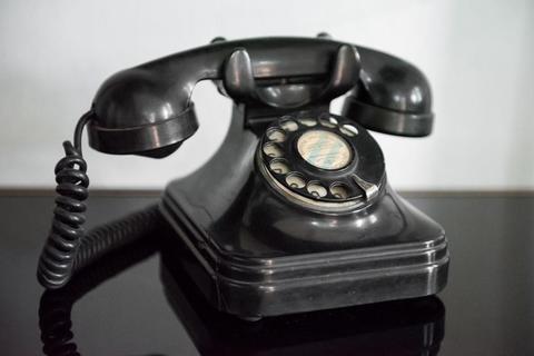 Teléfono negro antiguo