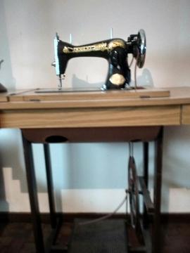 Maquina de Coser a Pedal O Permuto