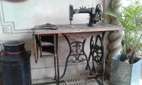 Antigua y rara maquina de coser Ancla