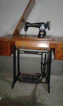 Máquina de Coser Antigua Marca Magnano B
