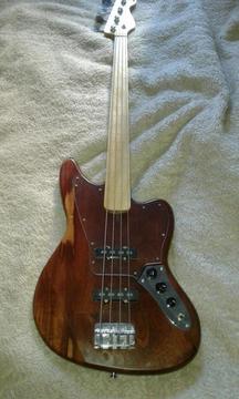 Bajo FC Jaguar Bass Fretless