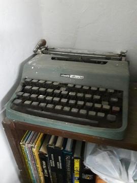 Maquina de Escribir Olivetti Letrera 32