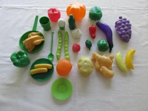 Lote de 27 accesorios de cocina y comida de plástico para jugar con las muñecas, muy buen estado!