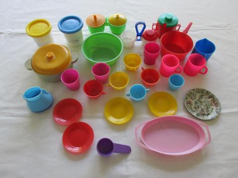 Lote de 29 accesorios de cocina de plástico para jugar con las muñecas, muy buen estado!!!