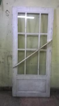 Puerta de cedro con vidrios y ventana central