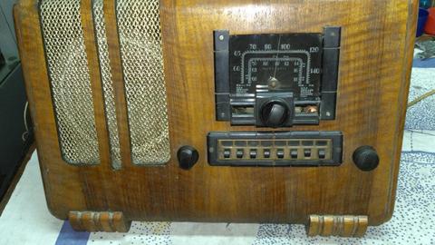 Radio a Válvulas Muy Antigua