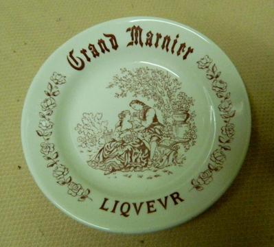 Antiguo platito de colección del licor francés Grand Marnier made in England plato