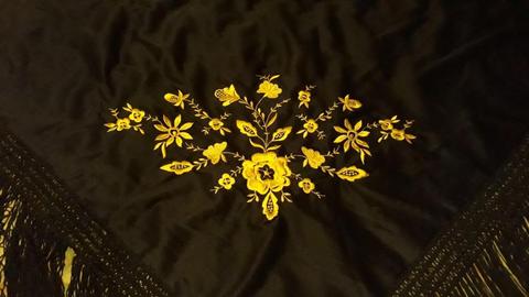 Espectacular mantón de manila español, bordado a mano con hilos de seda doradosocre