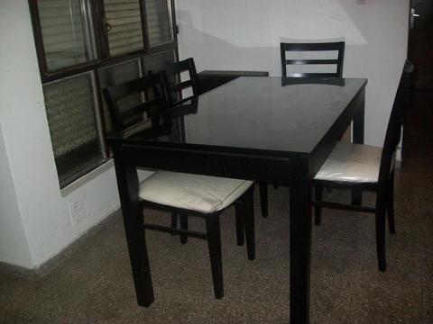 Mesa de Guatambu Negra 4 sillas con cuerina blanca
