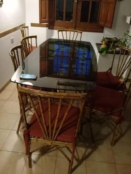 Mesa de vidrio con base de caña y almohadones $11,500