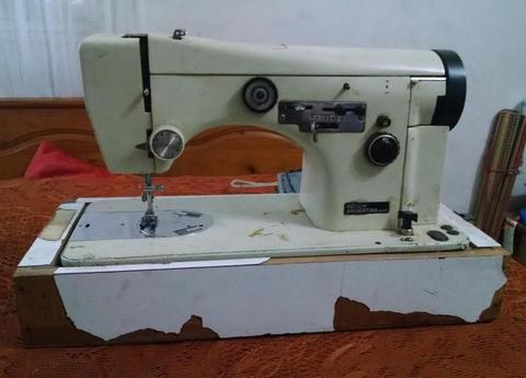 Maquina de coser Necchi Lycia 3 con estuche  centro