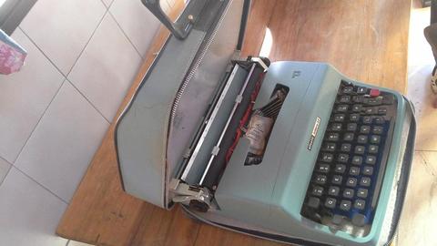 Vendo máquina de escribir Lettera 22, para coleccionistas