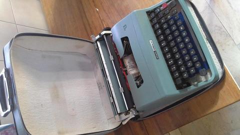 Vendo máquina de escribir Lettera seminueva